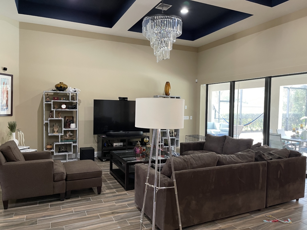 family room before staging photo