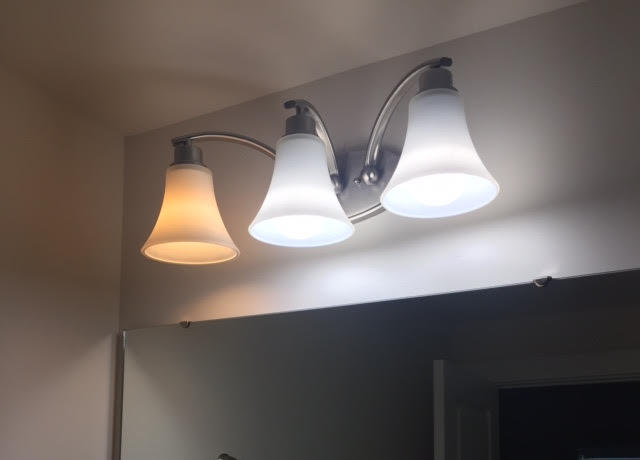 White light versus yellow light for staging